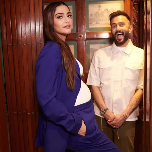 Pregnant Sonam Kapoor aces pregnancy fashion, See pic