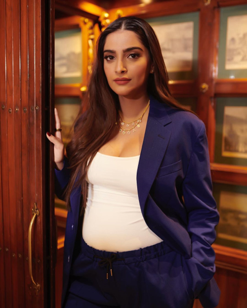 Pregnant Sonam Kapoor aces pregnancy fashion, See pic