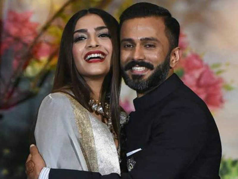 Pregnant Sonam Kapoor aces pregnancy fashion, See pic