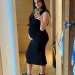Pregnant Sonam Kapoor aces pregnancy fashion, See pic