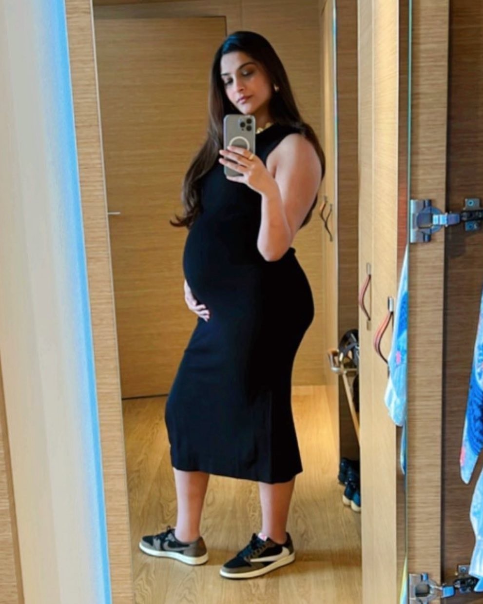 Pregnant Sonam Kapoor aces pregnancy fashion, See pic