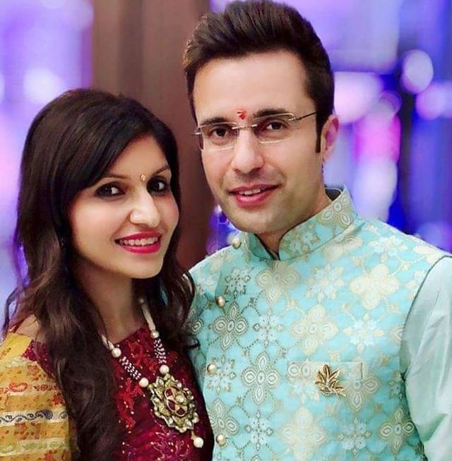 Sandeep Maheshwari with his wife 