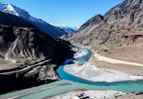 Serene Mountain Range: Zanskar Valley 